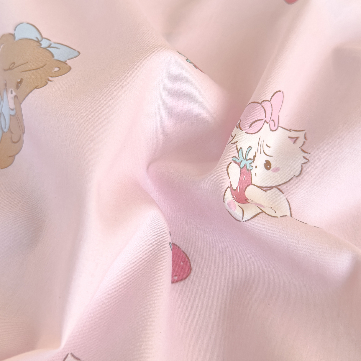 91家纺网 家纺一手货源 找家纺 良佐生活 2025新款A类60s全棉纯棉贡缎一字绣枕套 小猫甜甜