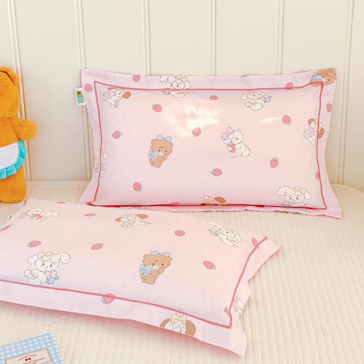 91家纺网 家纺一手货源 找家纺 良佐生活 2025新款A类60s全棉纯棉贡缎一字绣枕套 小猫甜甜