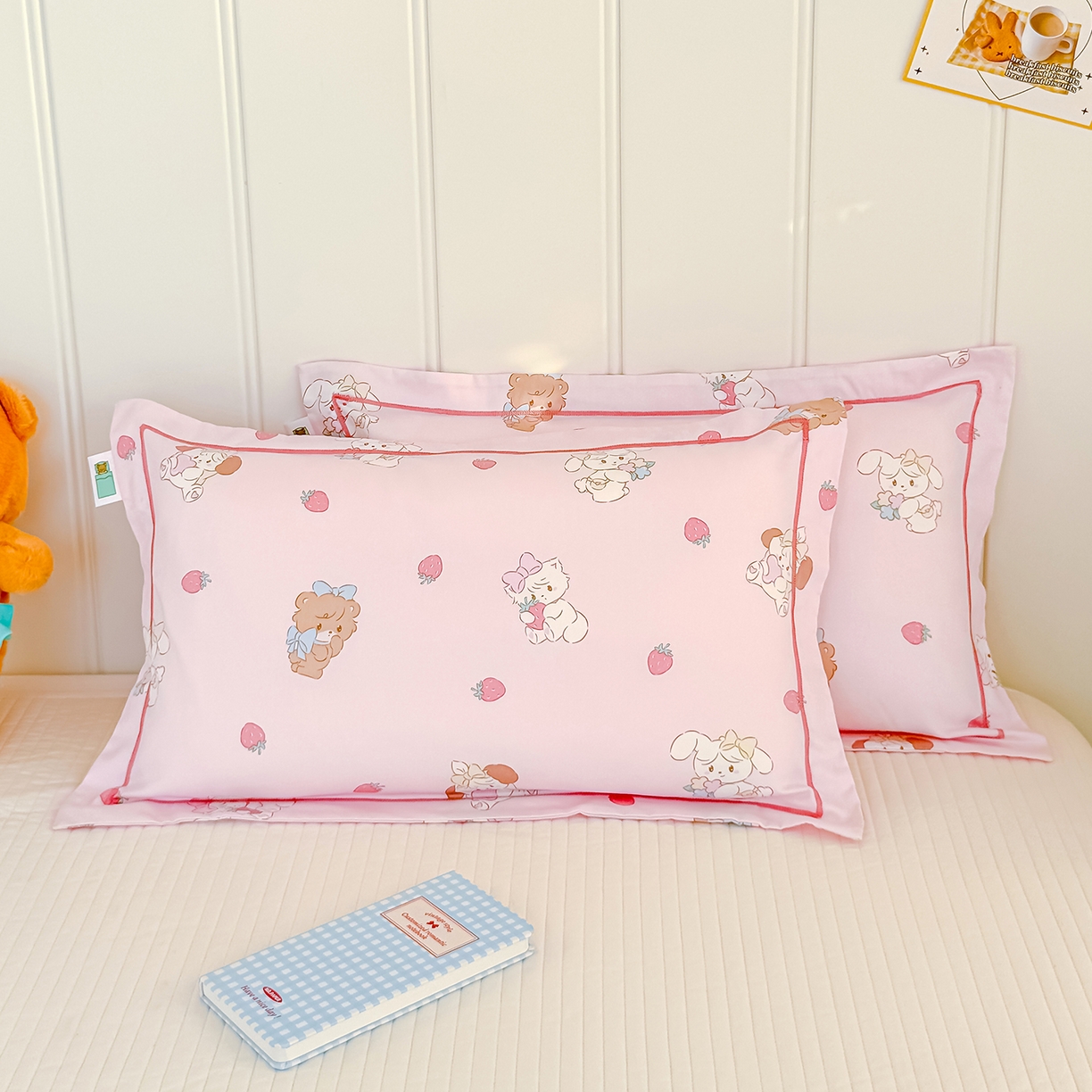 91家纺网 家纺一手货源 找家纺 良佐生活 2025新款A类60s全棉纯棉贡缎一字绣枕套 小猫甜甜