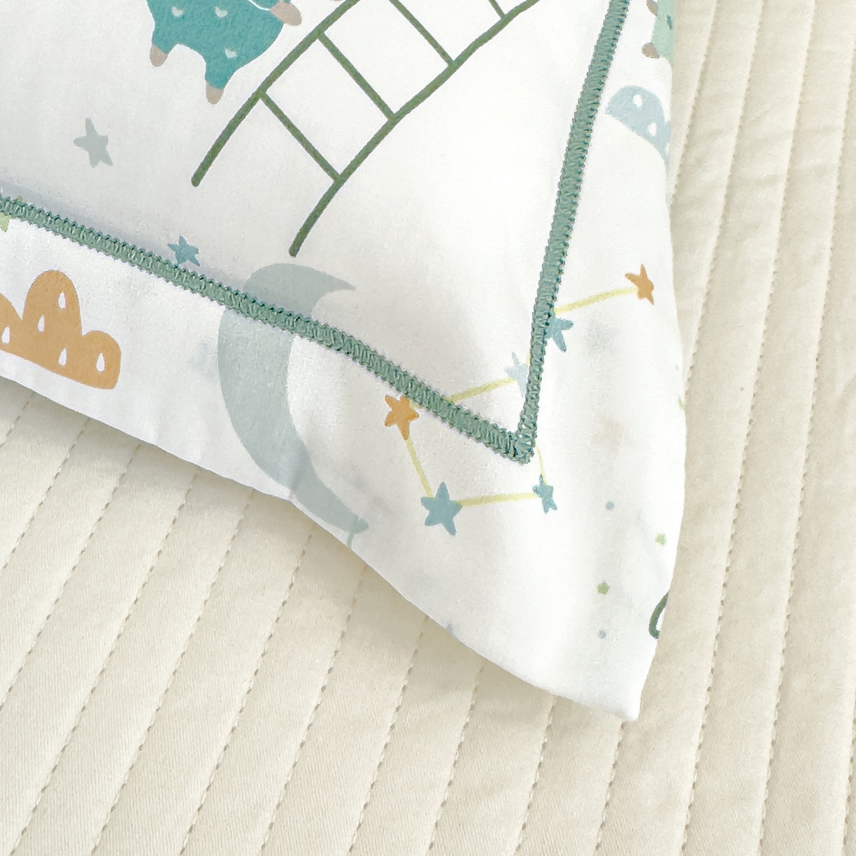 91家纺网 家纺一手货源 找家纺 良佐生活 2025新款A类60s全棉纯棉贡缎一字绣枕套 逐梦小熊