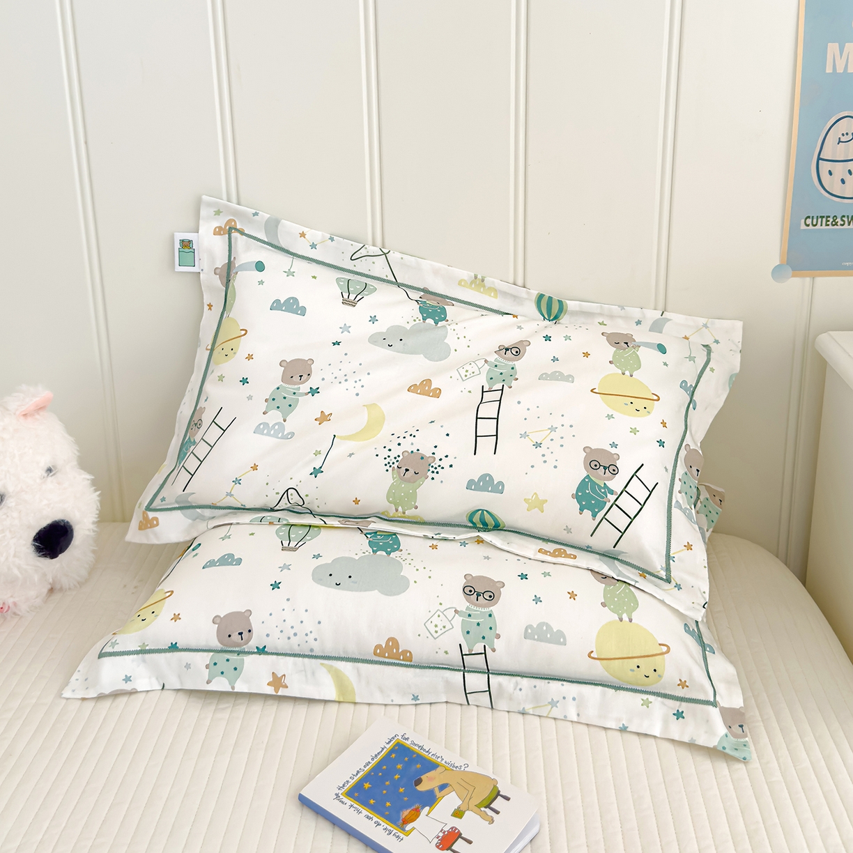 91家纺网 家纺一手货源 找家纺 良佐生活 2025新款A类60s全棉纯棉贡缎一字绣枕套 逐梦小熊