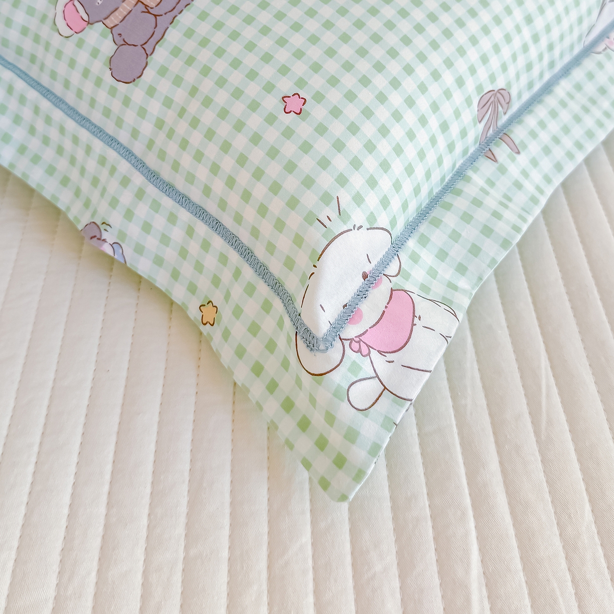 91家纺网 家纺一手货源 找家纺 良佐生活 2025新款A类60s全棉纯棉贡缎一字绣枕套 萌宠乐园