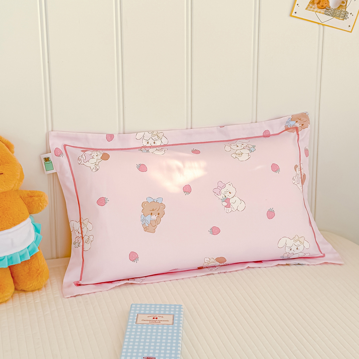 91家纺网 家纺一手货源 找家纺 良佐生活 2025新款A类60s全棉纯棉贡缎一字绣枕套 小猫甜甜