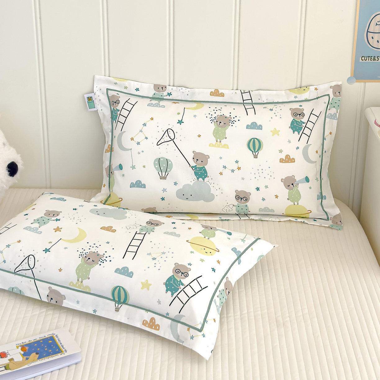 91家纺网 家纺一手货源 找家纺 良佐生活 2025新款A类60s全棉纯棉贡缎一字绣枕套 逐梦小熊