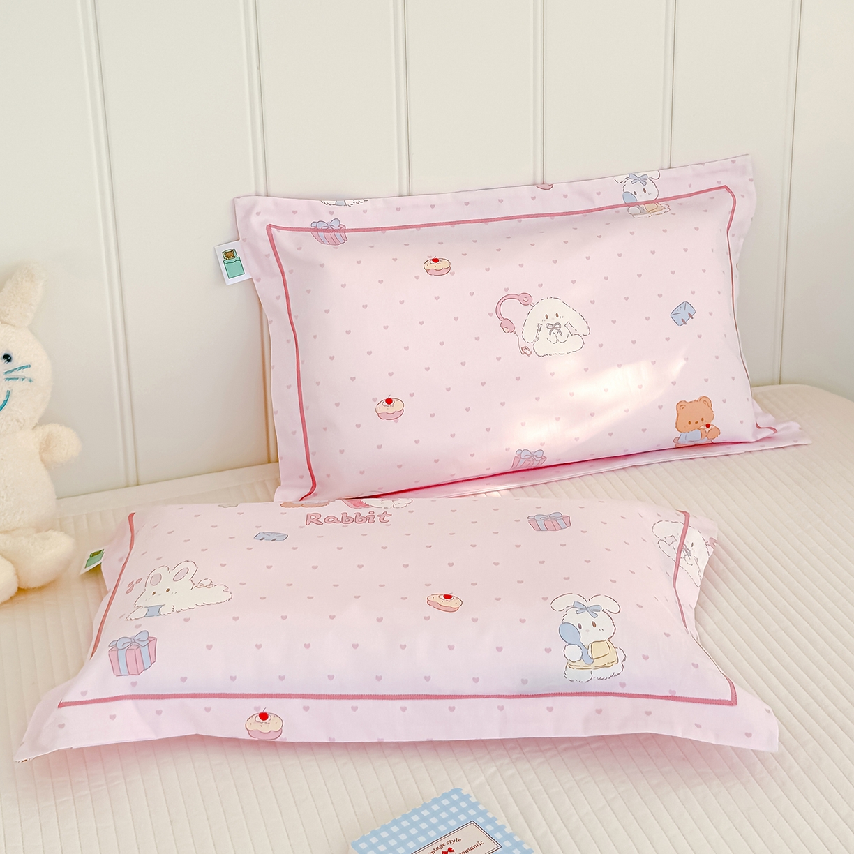 91家纺网 家纺一手货源 找家纺 良佐生活 2025新款A类60s全棉纯棉贡缎一字绣枕套 甜蜜相伴