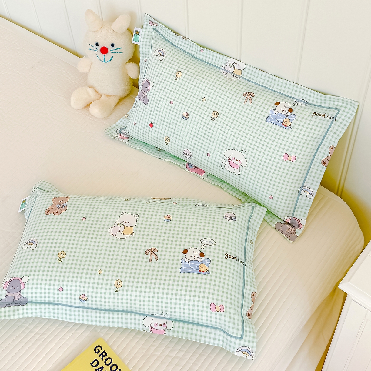 91家纺网 家纺一手货源 找家纺 良佐生活 2025新款A类60s全棉纯棉贡缎一字绣枕套 萌宠乐园