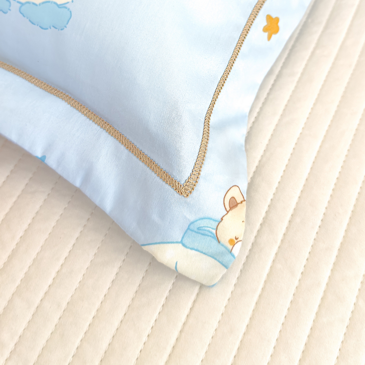 91家纺网 家纺一手货源 找家纺 良佐生活 2025新款A类60s全棉纯棉贡缎一字绣枕套 星空小熊