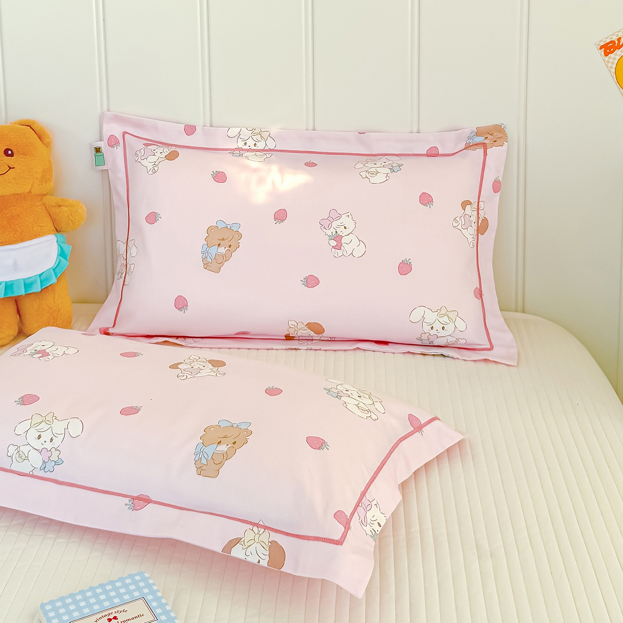 91家纺网 家纺一手货源 找家纺 良佐生活 2025新款A类60s全棉纯棉贡缎一字绣枕套 小猫甜甜