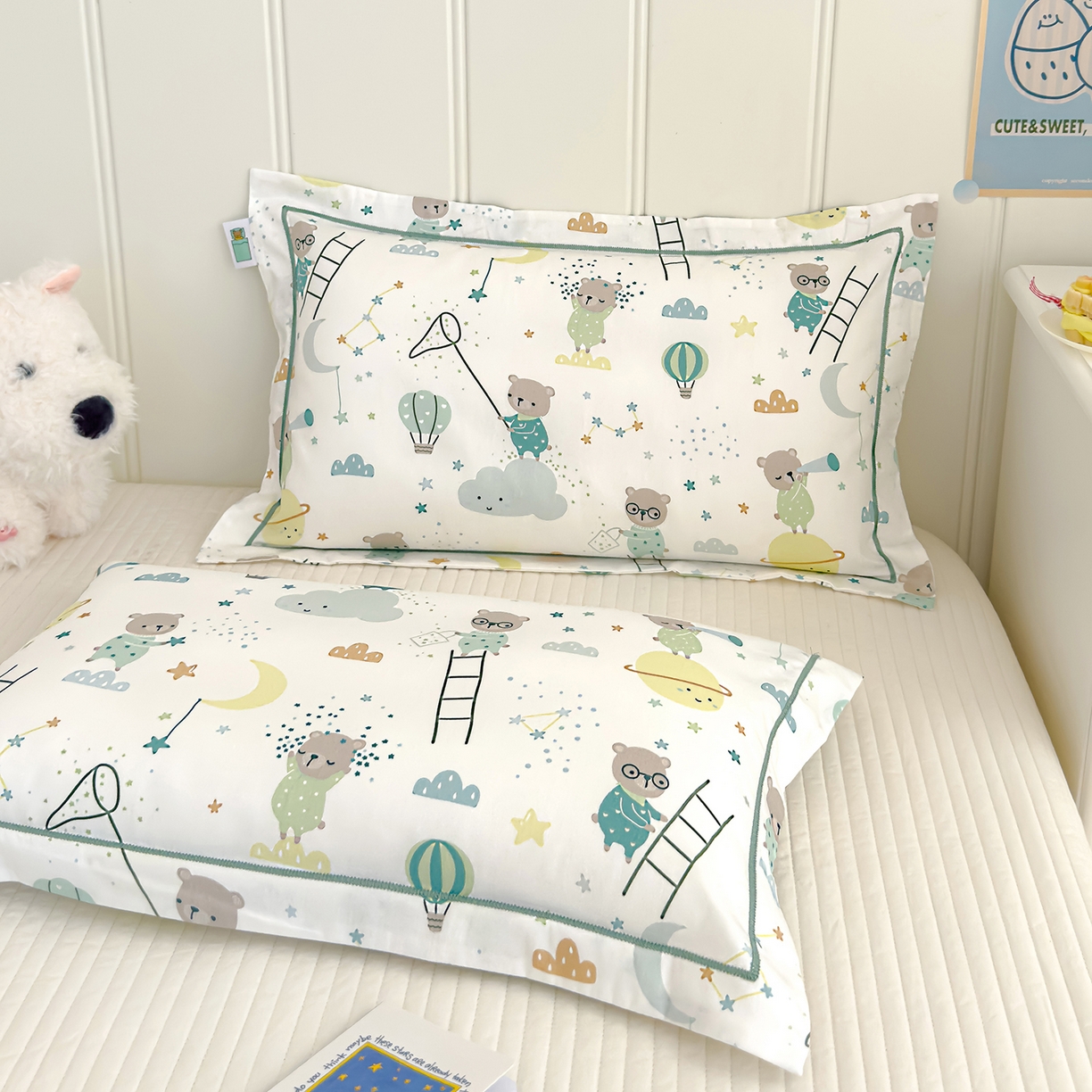 91家纺网 家纺一手货源 找家纺 良佐生活 2025新款A类60s全棉纯棉贡缎一字绣枕套 逐梦小熊