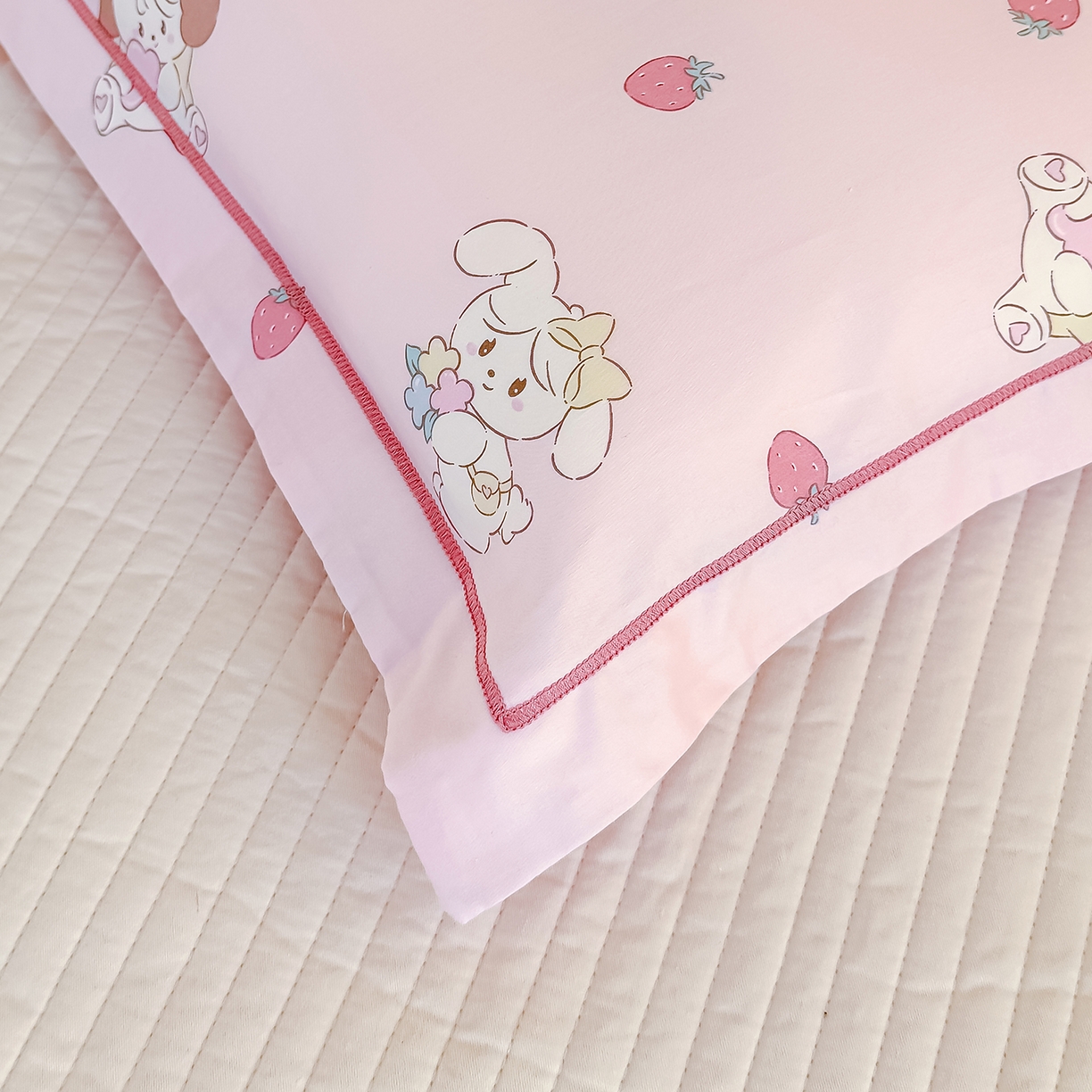 91家纺网 家纺一手货源 找家纺 良佐生活 2025新款A类60s全棉纯棉贡缎一字绣枕套 小猫甜甜