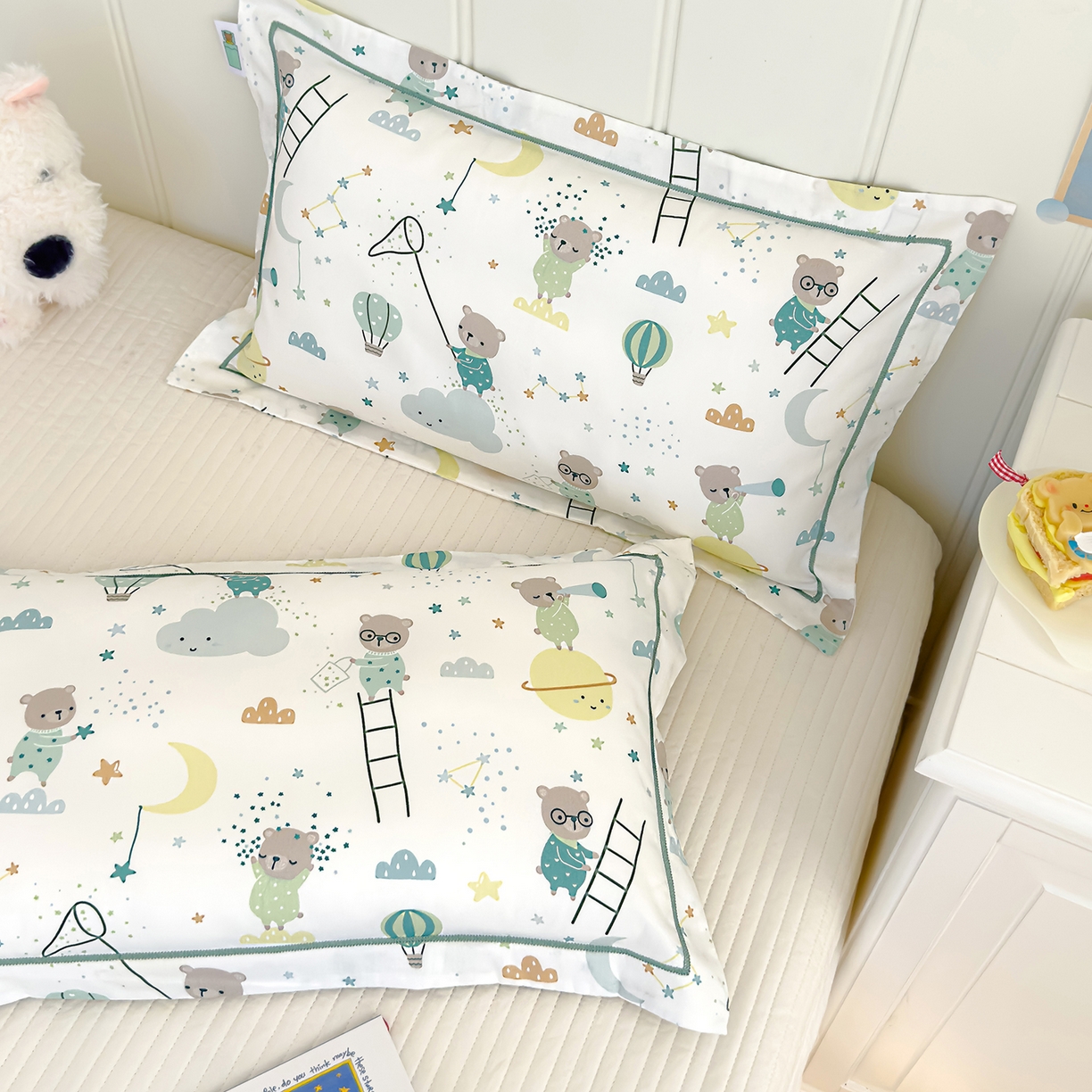 91家纺网 家纺一手货源 找家纺 良佐生活 2025新款A类60s全棉纯棉贡缎一字绣枕套 逐梦小熊