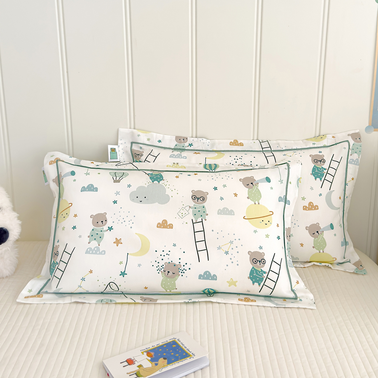 91家纺网 家纺一手货源 找家纺 良佐生活 2025新款A类60s全棉纯棉贡缎一字绣枕套 逐梦小熊