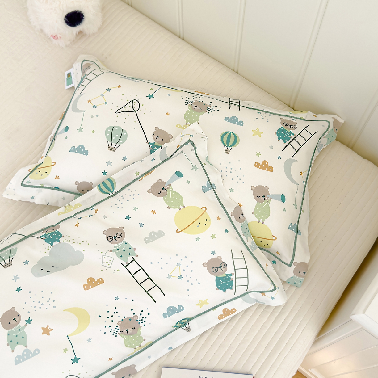 91家纺网 家纺一手货源 找家纺 良佐生活 2025新款A类60s全棉纯棉贡缎一字绣枕套 逐梦小熊