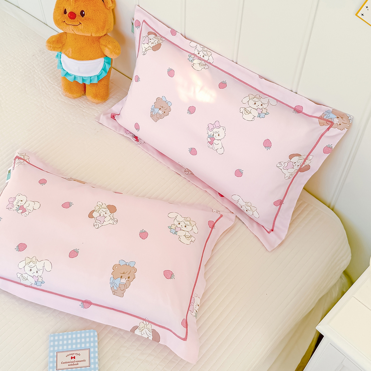 91家纺网 家纺一手货源 找家纺 良佐生活 2025新款A类60s全棉纯棉贡缎一字绣枕套 小猫甜甜