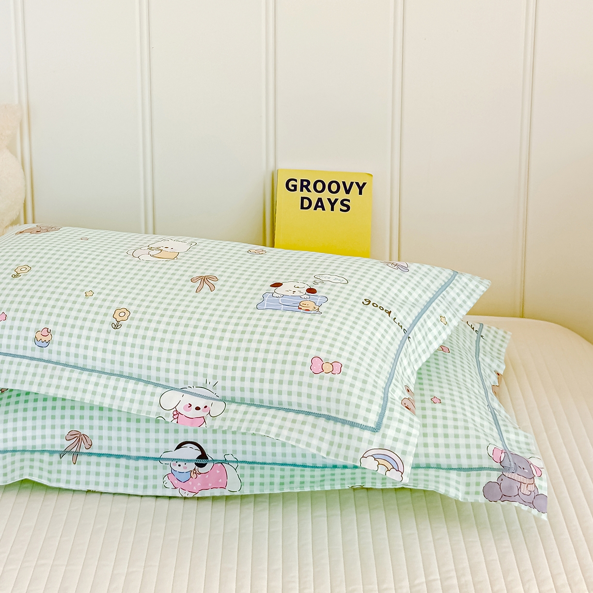 91家纺网 家纺一手货源 找家纺 良佐生活 2025新款A类60s全棉纯棉贡缎一字绣枕套 萌宠乐园