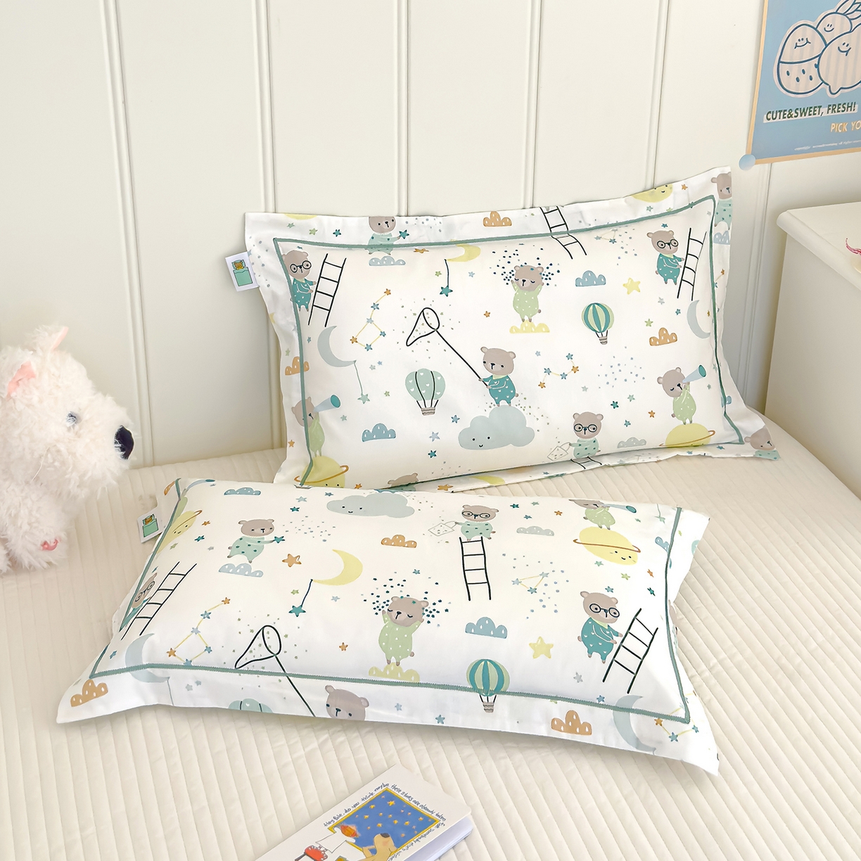 91家纺网 家纺一手货源 找家纺 良佐生活 2025新款A类60s全棉纯棉贡缎一字绣枕套 逐梦小熊