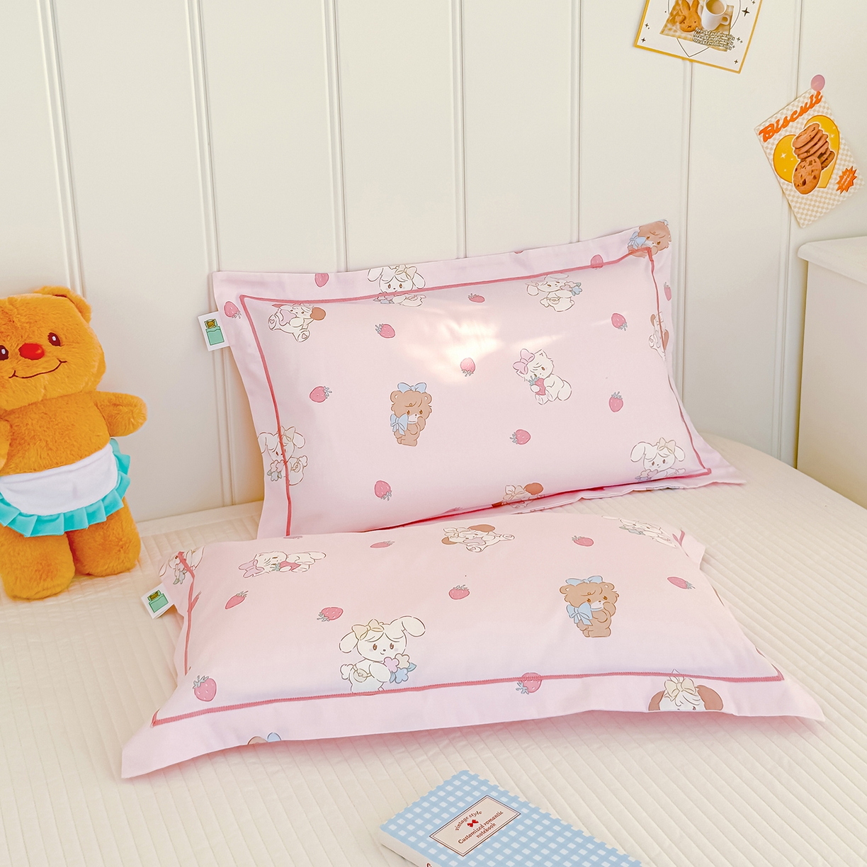 91家纺网 家纺一手货源 找家纺 良佐生活 2025新款A类60s全棉纯棉贡缎一字绣枕套 小猫甜甜