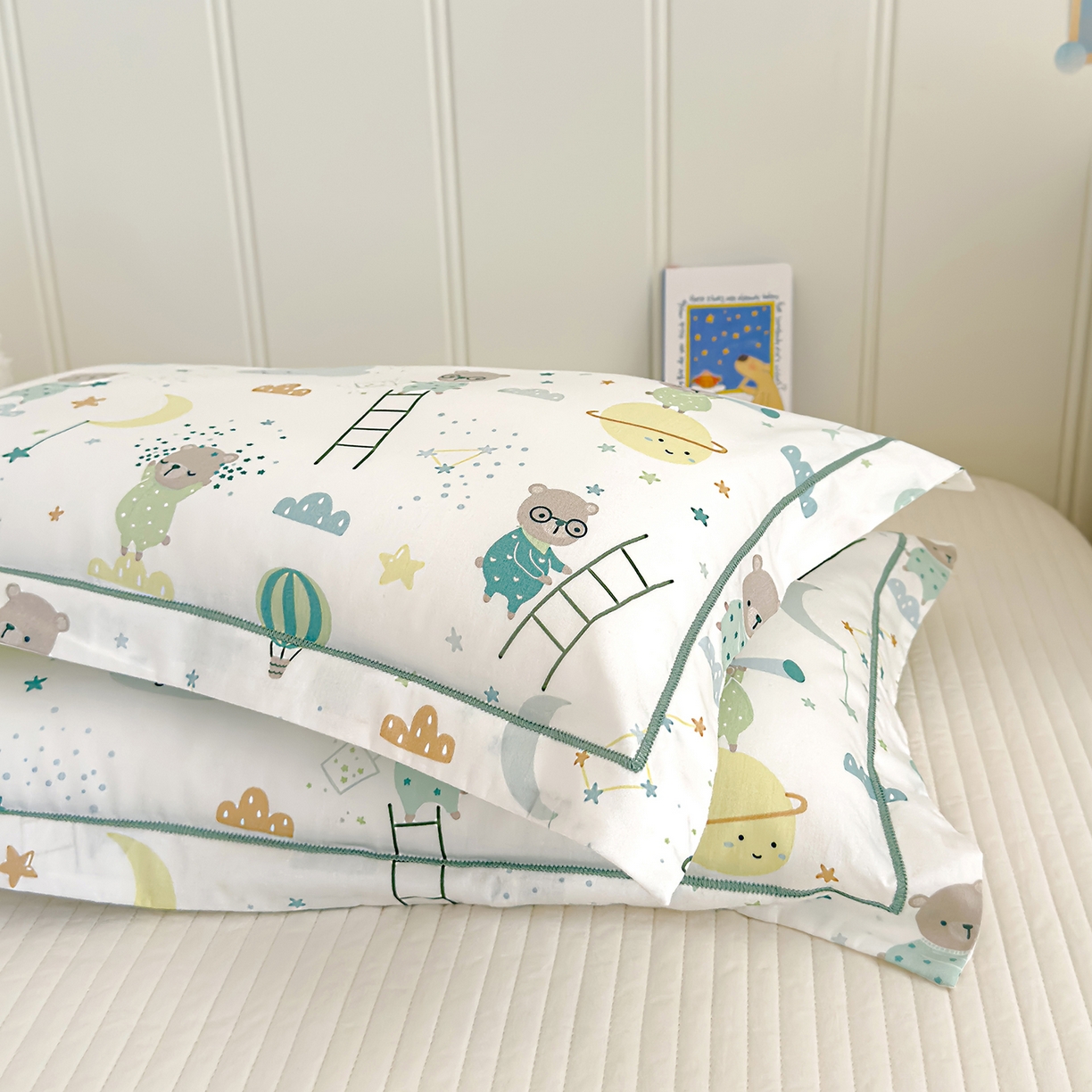 91家纺网 家纺一手货源 找家纺 良佐生活 2025新款A类60s全棉纯棉贡缎一字绣枕套 逐梦小熊