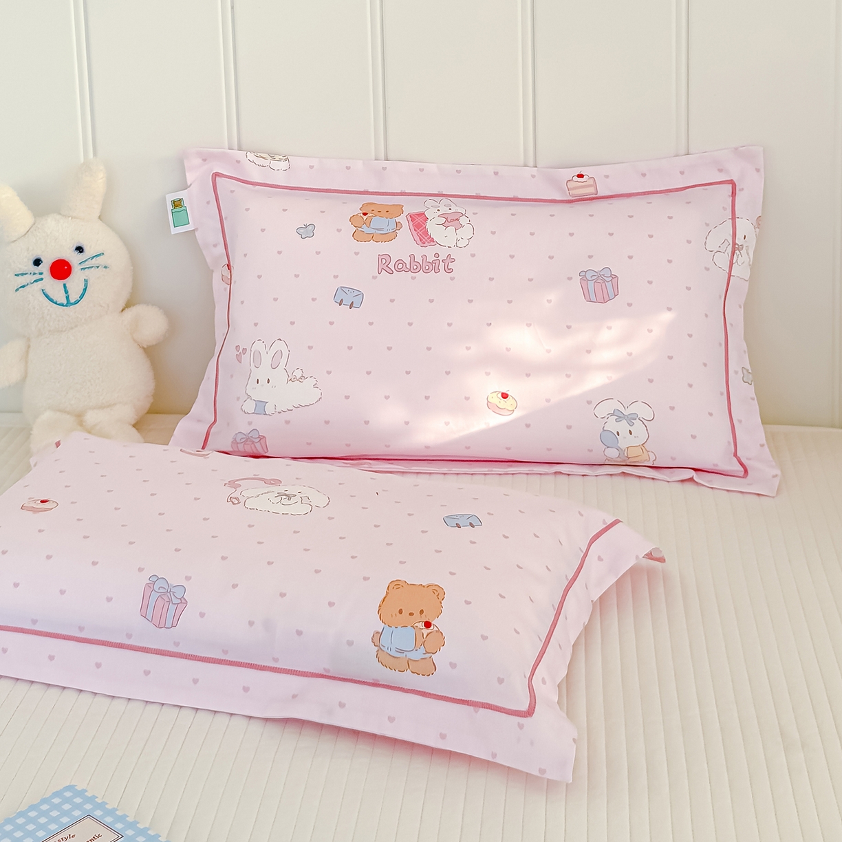 91家纺网 家纺一手货源 找家纺 良佐生活 2025新款A类60s全棉纯棉贡缎一字绣枕套 甜蜜相伴