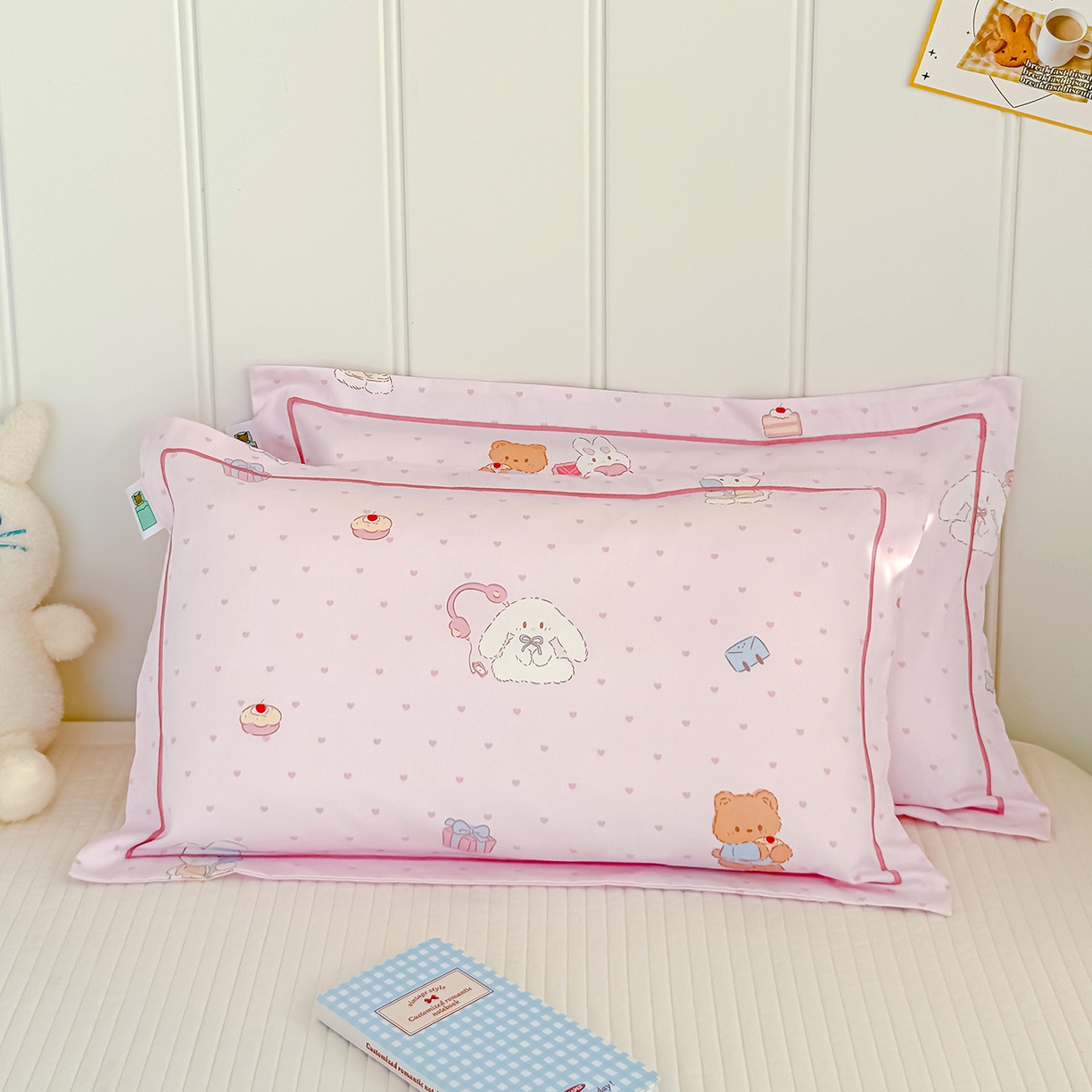 91家纺网 家纺一手货源 找家纺 良佐生活 2025新款A类60s全棉纯棉贡缎一字绣枕套 甜蜜相伴