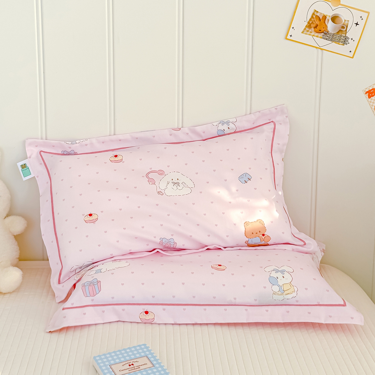 91家纺网 家纺一手货源 找家纺 良佐生活 2025新款A类60s全棉纯棉贡缎一字绣枕套 甜蜜相伴