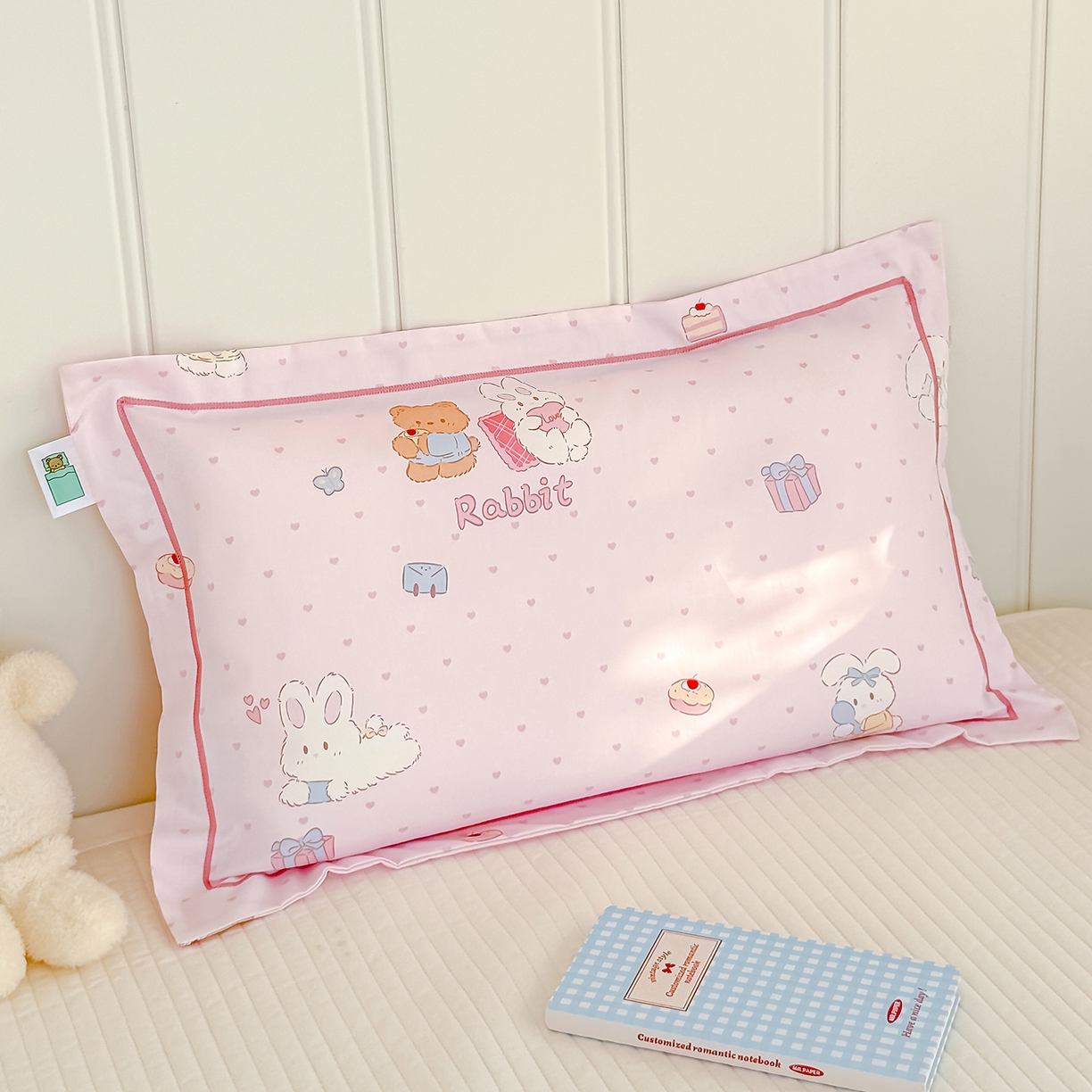 91家纺网 家纺一手货源 找家纺 良佐生活 2025新款A类60s全棉纯棉贡缎一字绣枕套 甜蜜相伴