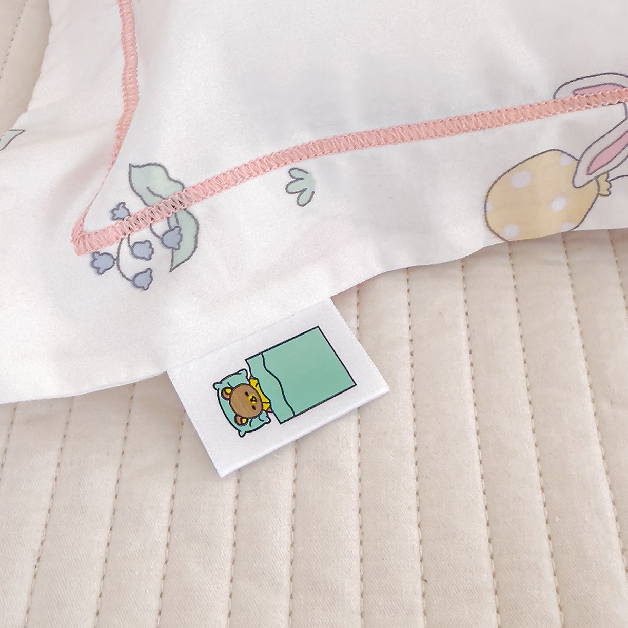 91家纺网 家纺一手货源 找家纺 良佐生活 2025新款A类60s全棉纯棉贡缎一字绣枕套 小兔菲菲