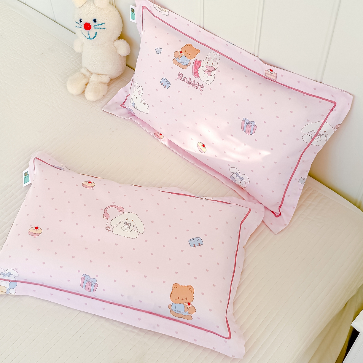 91家纺网 家纺一手货源 找家纺 良佐生活 2025新款A类60s全棉纯棉贡缎一字绣枕套 甜蜜相伴