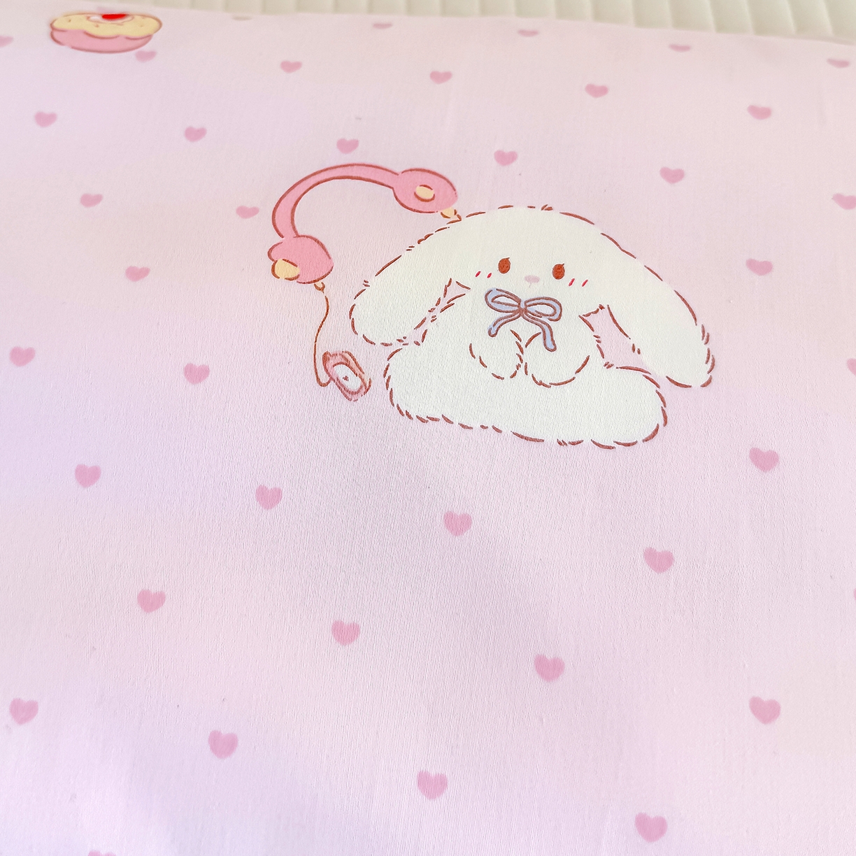 91家纺网 家纺一手货源 找家纺 良佐生活 2025新款A类60s全棉纯棉贡缎一字绣枕套 甜蜜相伴