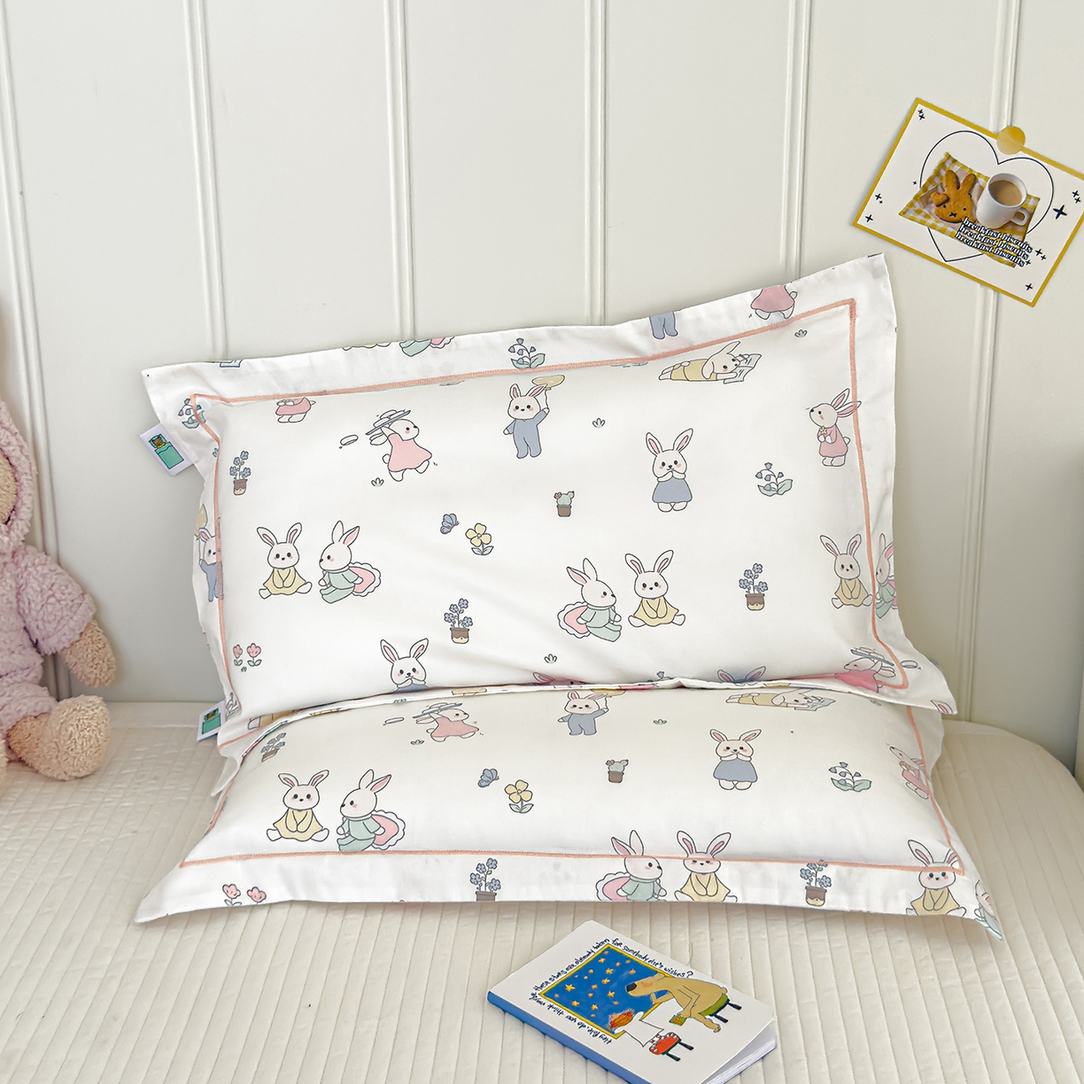 91家纺网 家纺一手货源 找家纺 良佐生活 2025新款A类60s全棉纯棉贡缎一字绣枕套 小兔菲菲