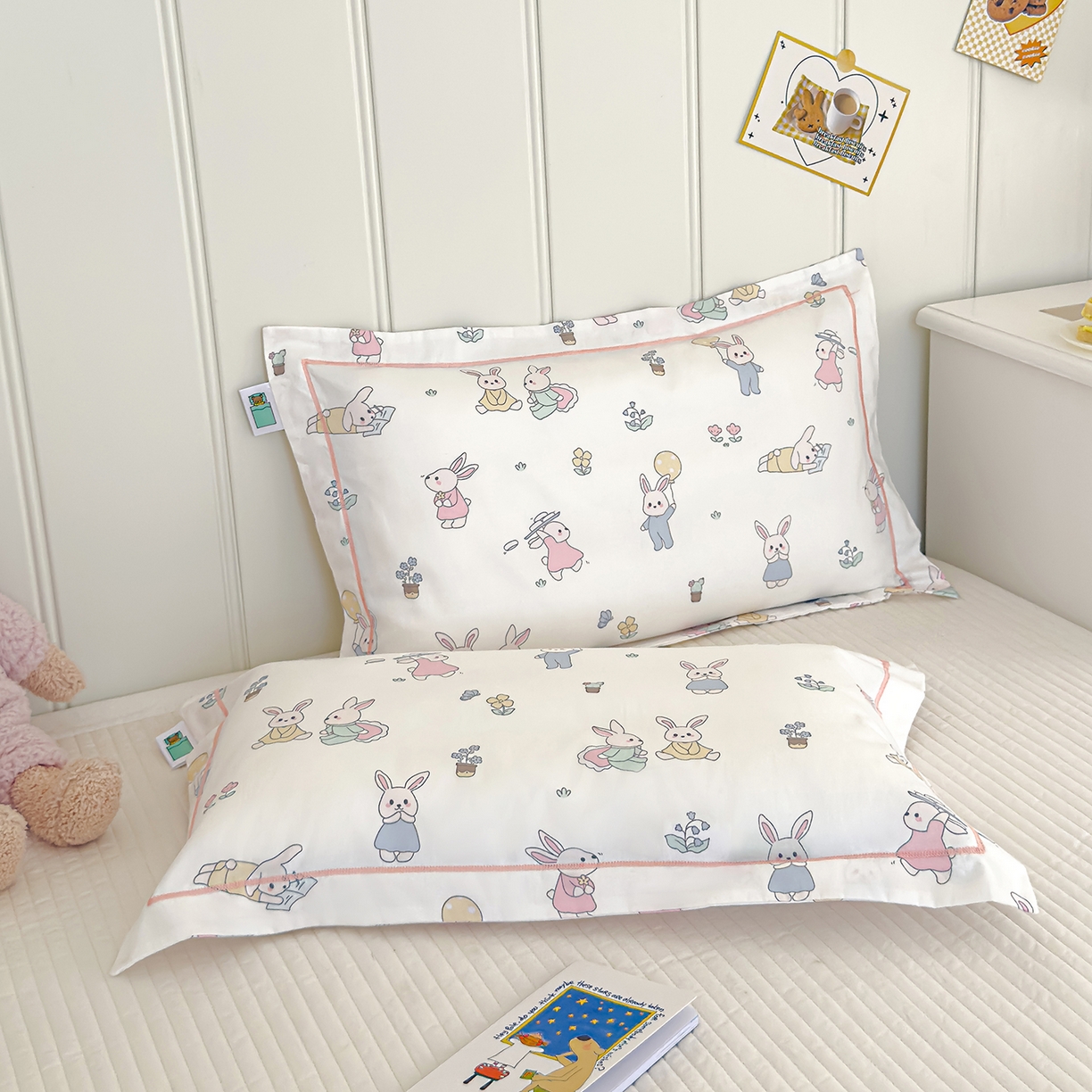 91家纺网 家纺一手货源 找家纺 良佐生活 2025新款A类60s全棉纯棉贡缎一字绣枕套 小兔菲菲