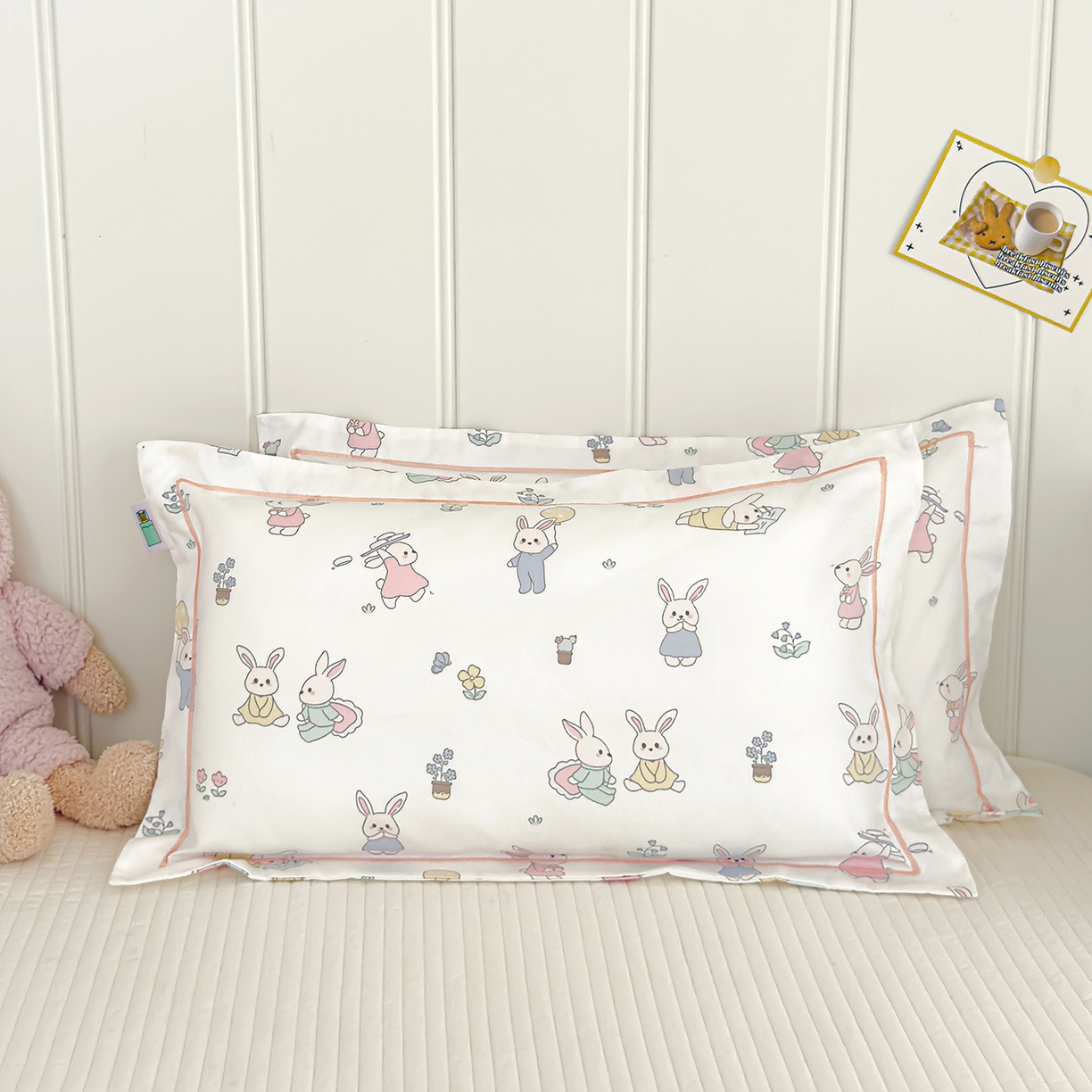 91家纺网 家纺一手货源 找家纺 良佐生活 2025新款A类60s全棉纯棉贡缎一字绣枕套 小兔菲菲