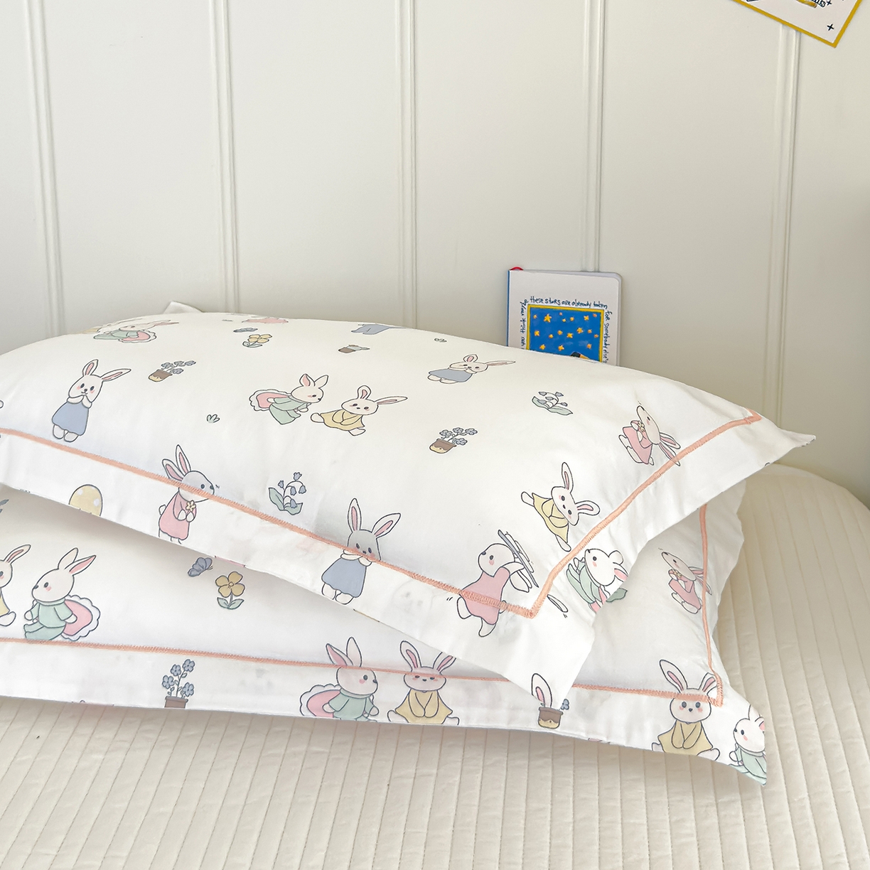 91家纺网 家纺一手货源 找家纺 良佐生活 2025新款A类60s全棉纯棉贡缎一字绣枕套 小兔菲菲