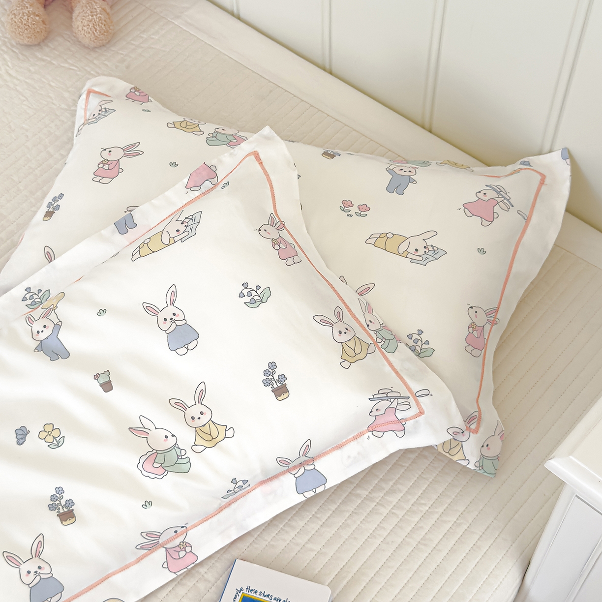 91家纺网 家纺一手货源 找家纺 良佐生活 2025新款A类60s全棉纯棉贡缎一字绣枕套 小兔菲菲