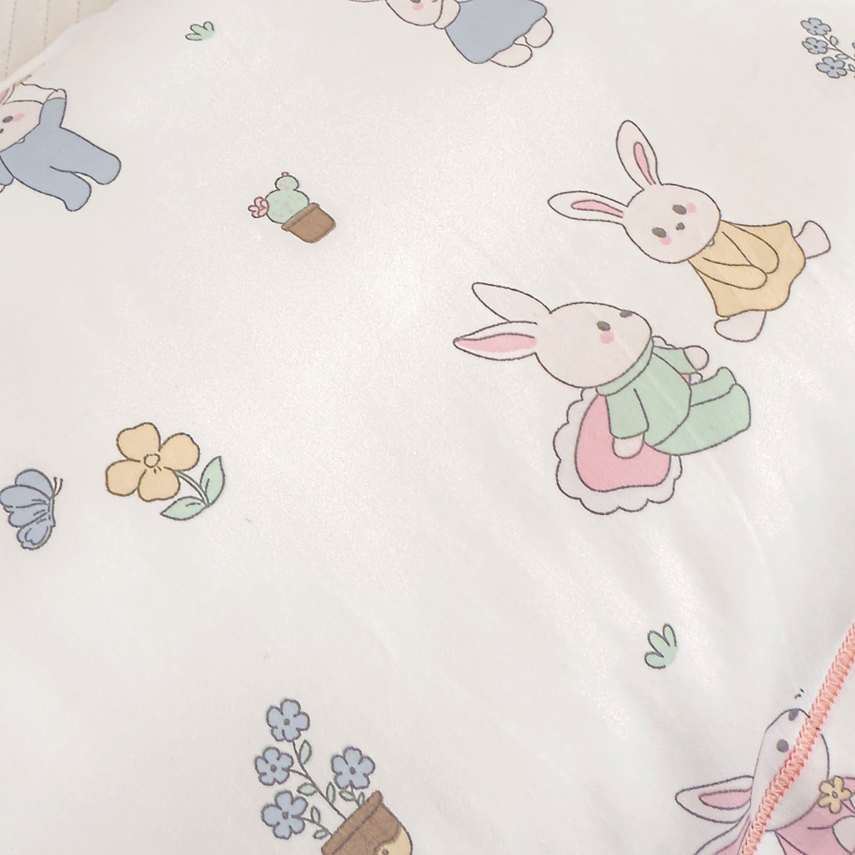 91家纺网 家纺一手货源 找家纺 良佐生活 2025新款A类60s全棉纯棉贡缎一字绣枕套 小兔菲菲