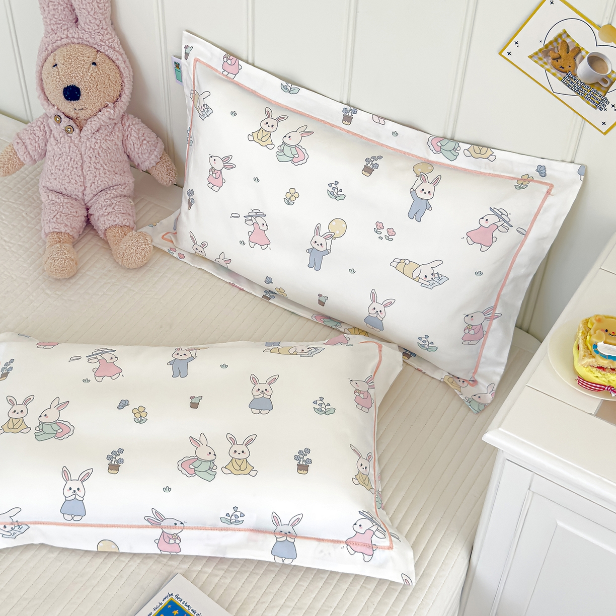 91家纺网 家纺一手货源 找家纺 良佐生活 2025新款A类60s全棉纯棉贡缎一字绣枕套 小兔菲菲