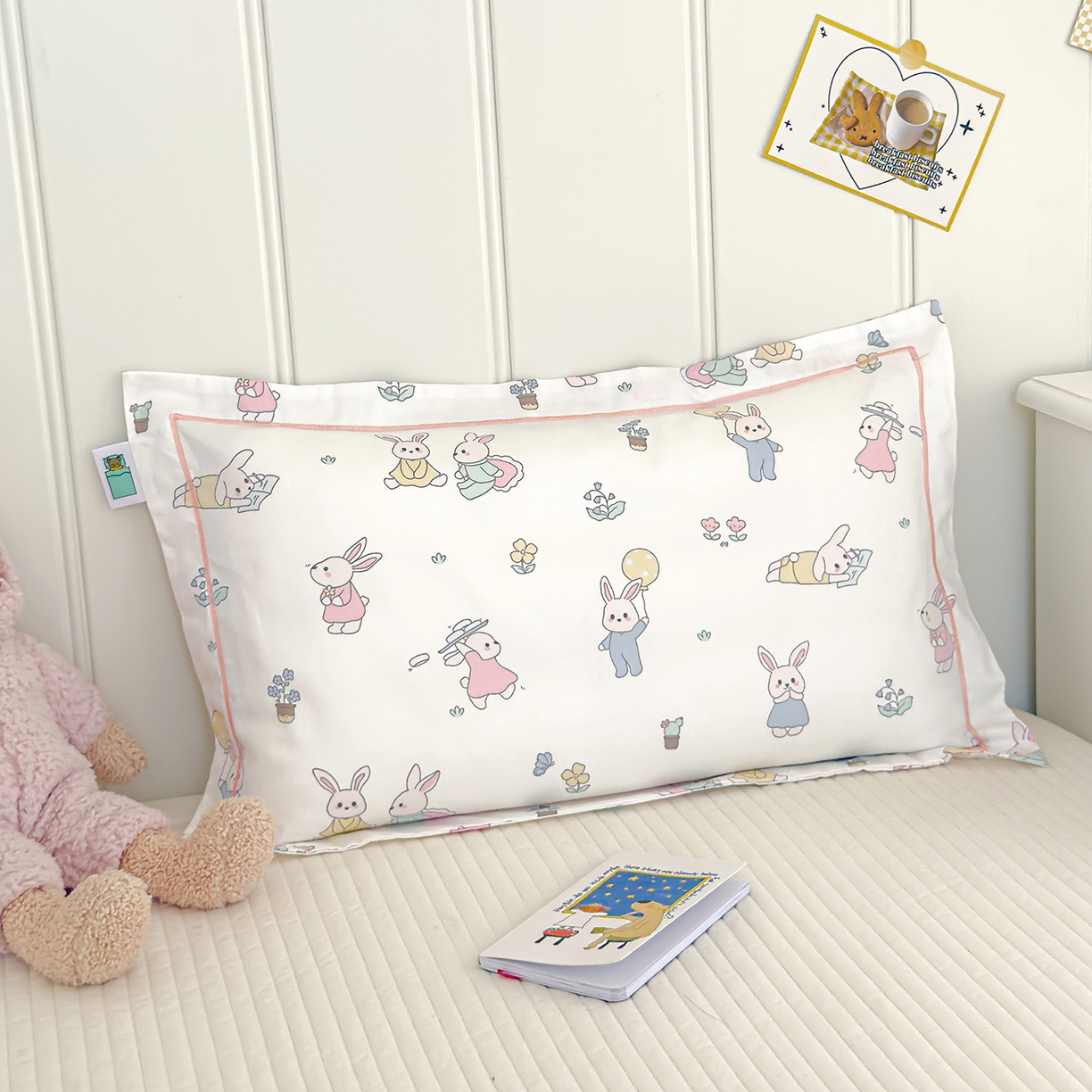 91家纺网 家纺一手货源 找家纺 良佐生活 2025新款A类60s全棉纯棉贡缎一字绣枕套 小兔菲菲