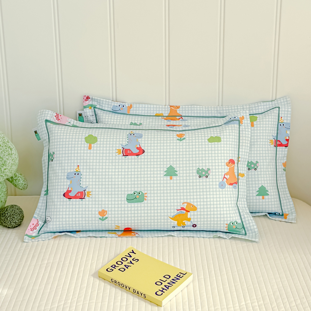 91家纺网 家纺一手货源 找家纺 良佐生活 2025新款A类60s全棉纯棉贡缎一字绣枕套 恐龙比赛