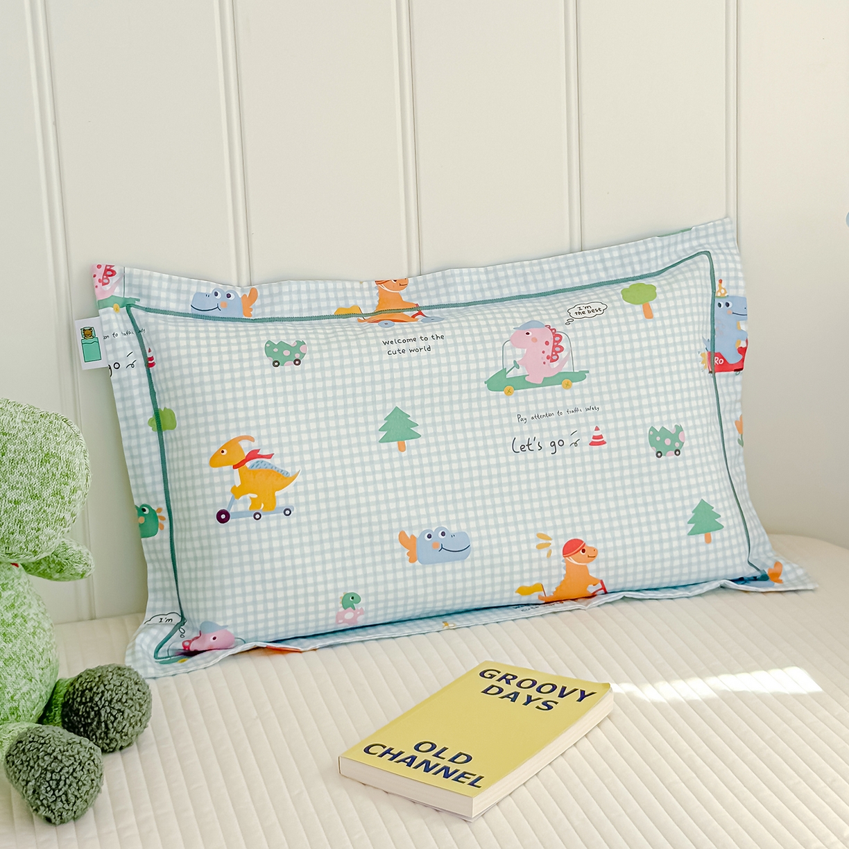 91家纺网 家纺一手货源 找家纺 良佐生活 2025新款A类60s全棉纯棉贡缎一字绣枕套 恐龙比赛