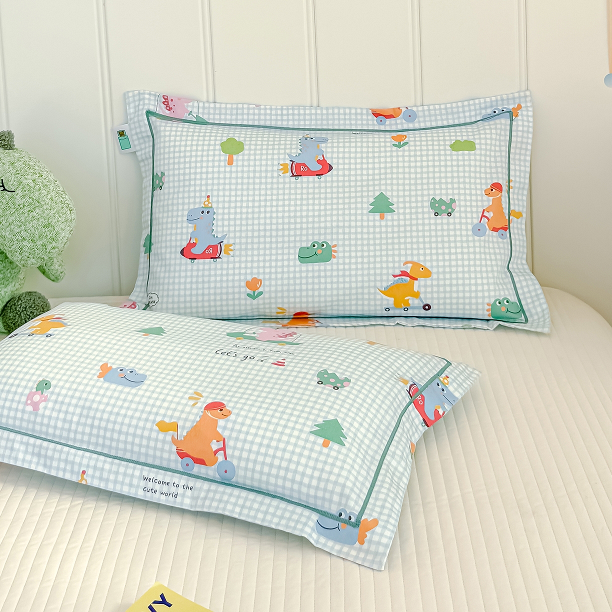 91家纺网 家纺一手货源 找家纺 良佐生活 2025新款A类60s全棉纯棉贡缎一字绣枕套 恐龙比赛