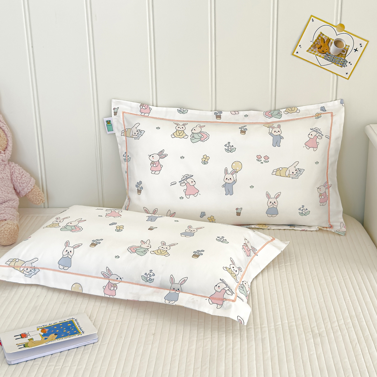 91家纺网 家纺一手货源 找家纺 良佐生活 2025新款A类60s全棉纯棉贡缎一字绣枕套 小兔菲菲