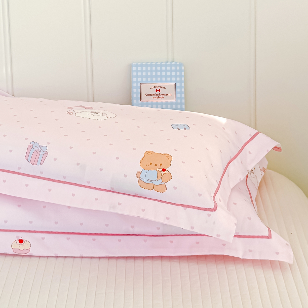 91家纺网 家纺一手货源 找家纺 良佐生活 2025新款A类60s全棉纯棉贡缎一字绣枕套 甜蜜相伴