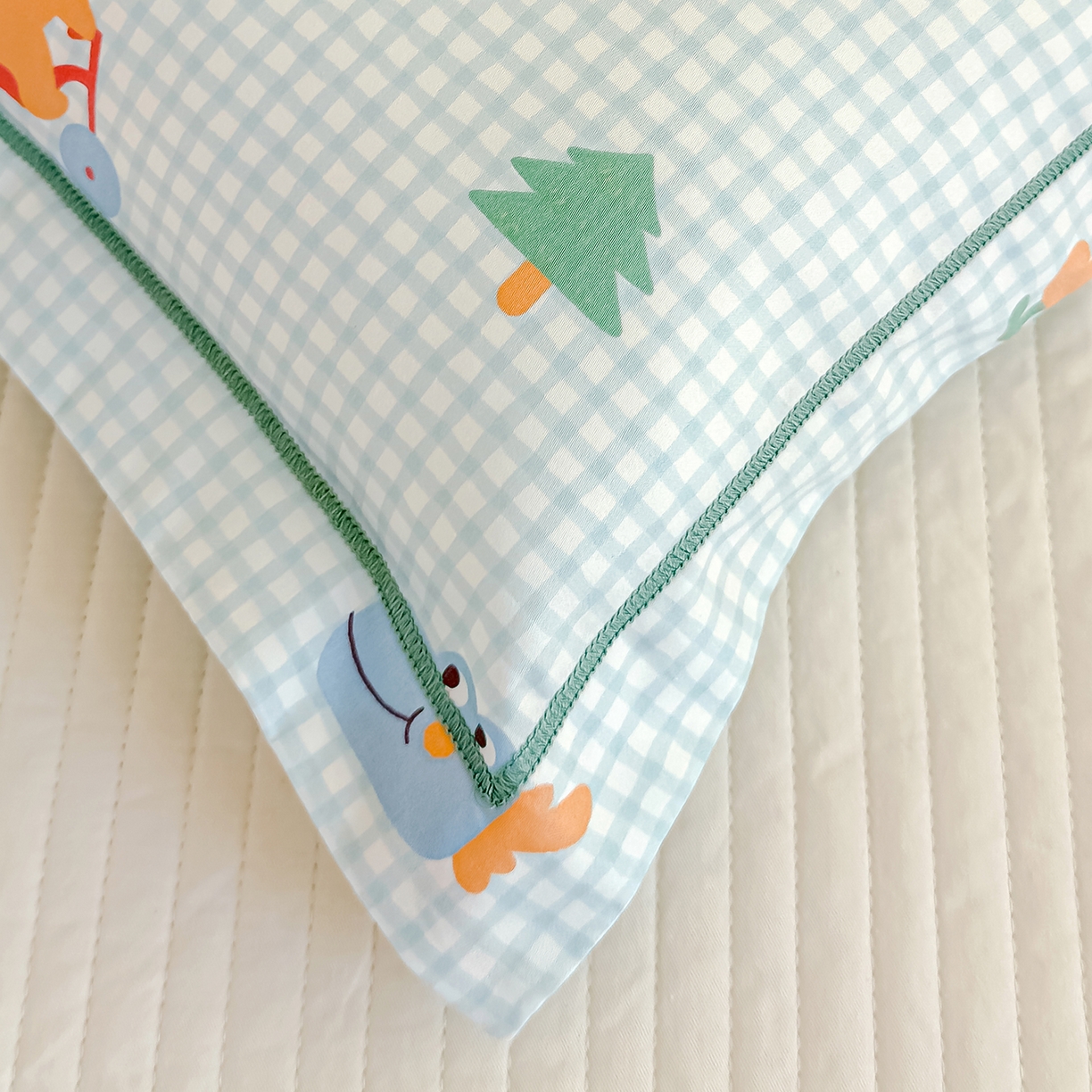 91家纺网 家纺一手货源 找家纺 良佐生活 2025新款A类60s全棉纯棉贡缎一字绣枕套 恐龙比赛