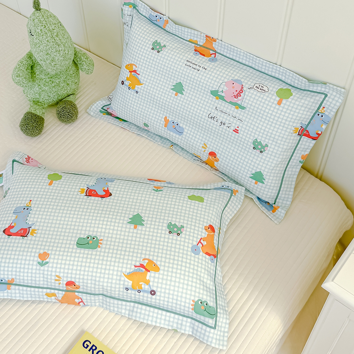 91家纺网 家纺一手货源 找家纺 良佐生活 2025新款A类60s全棉纯棉贡缎一字绣枕套 恐龙比赛