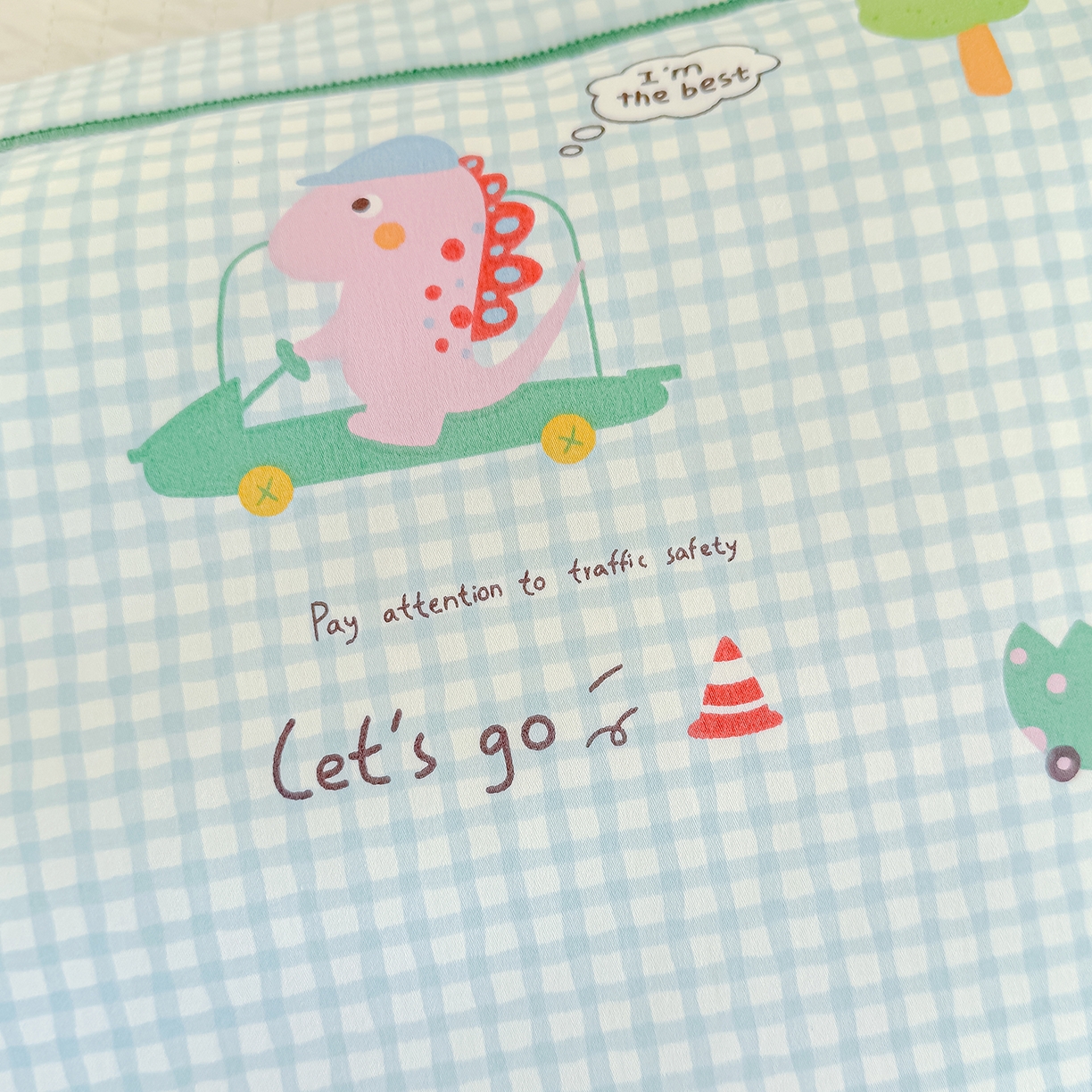 91家纺网 家纺一手货源 找家纺 良佐生活 2025新款A类60s全棉纯棉贡缎一字绣枕套 恐龙比赛