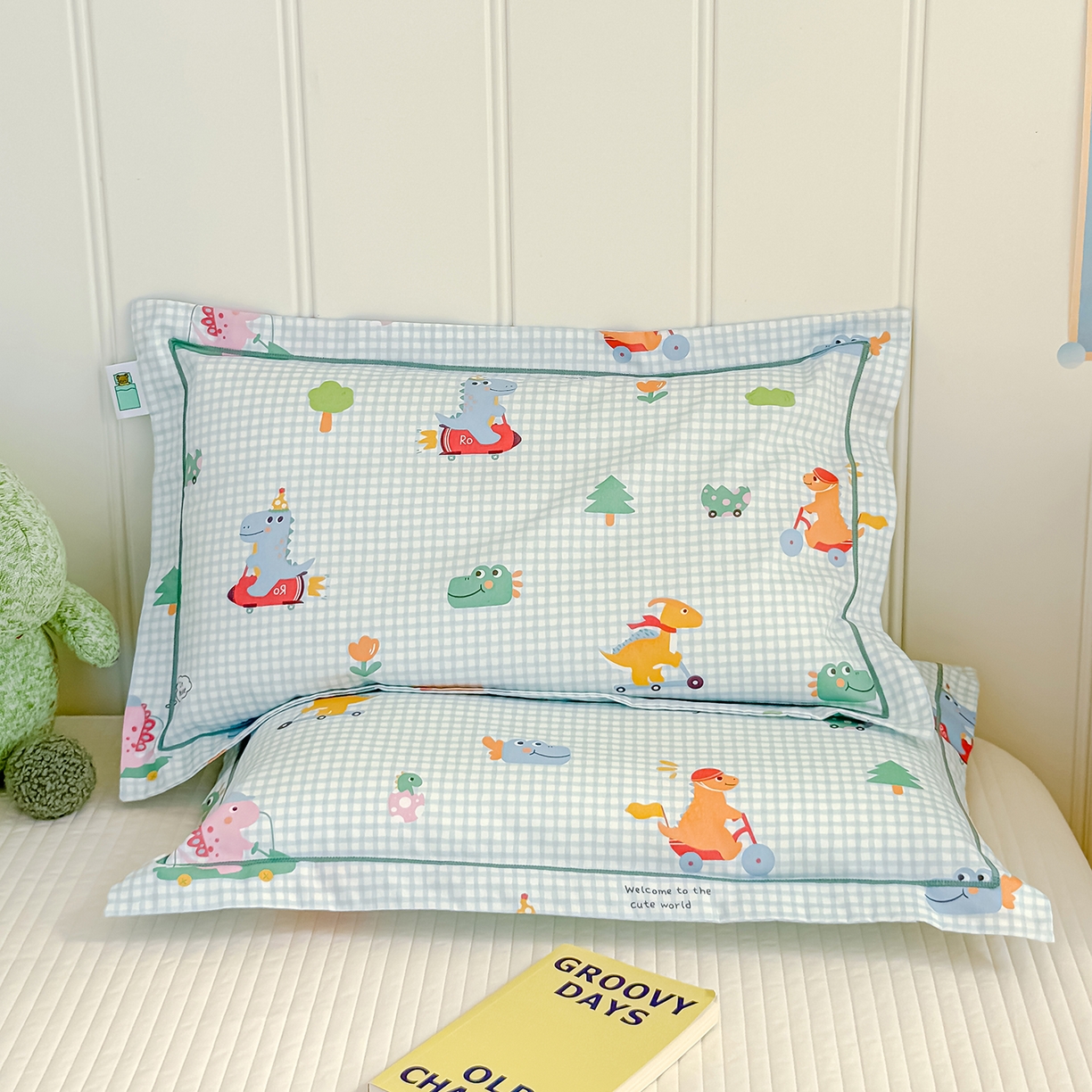 91家纺网 家纺一手货源 找家纺 良佐生活 2025新款A类60s全棉纯棉贡缎一字绣枕套 恐龙比赛