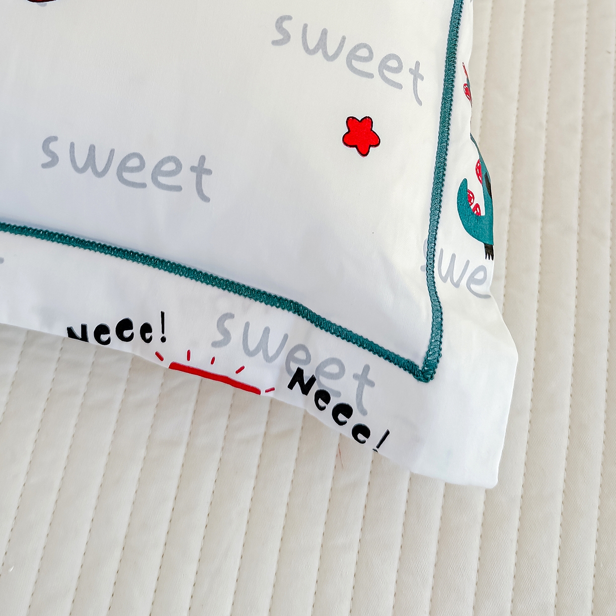 91家纺网 家纺一手货源 找家纺 良佐生活 2025新款A类60s全棉纯棉贡缎一字绣枕套 恐龙开车