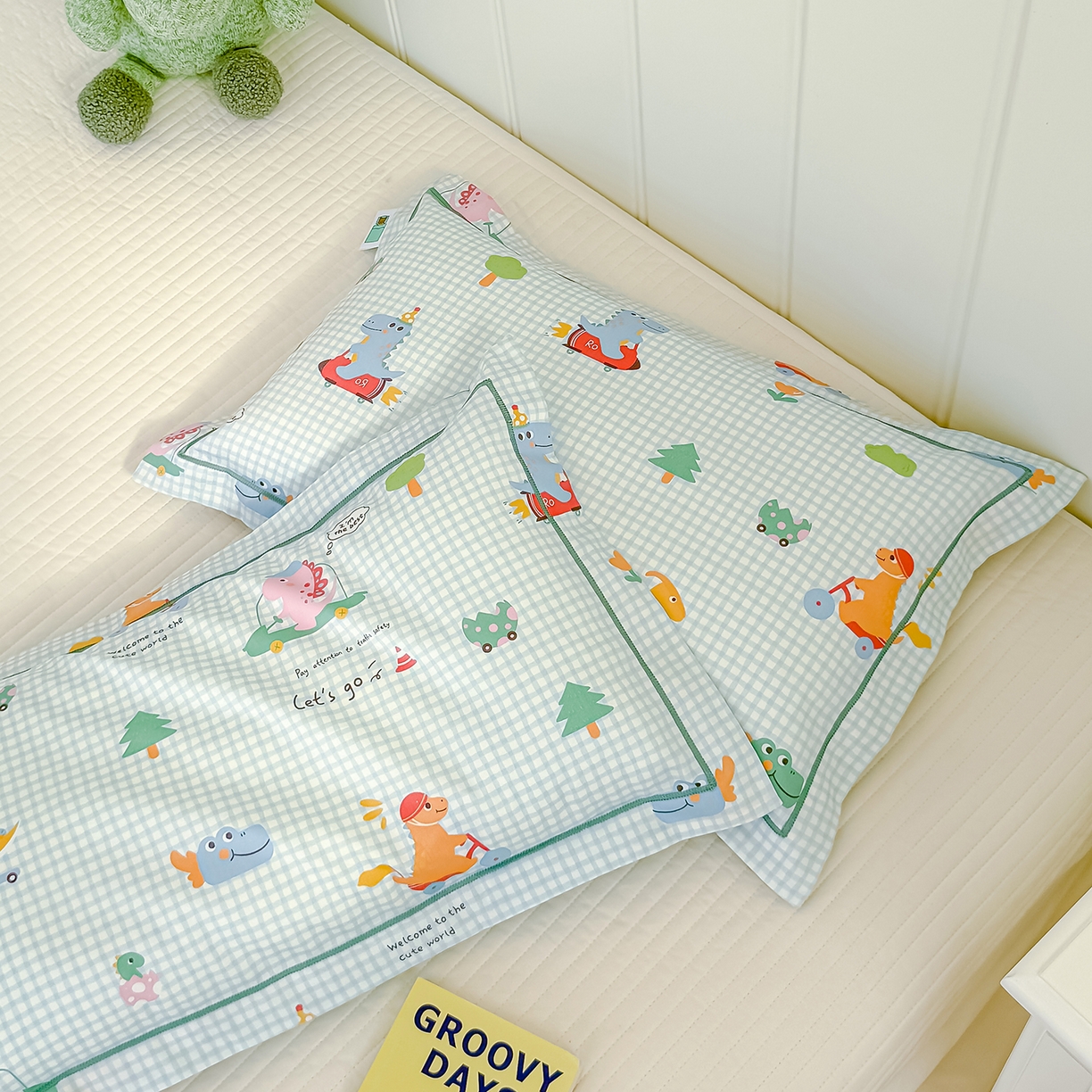 91家纺网 家纺一手货源 找家纺 良佐生活 2025新款A类60s全棉纯棉贡缎一字绣枕套 恐龙比赛