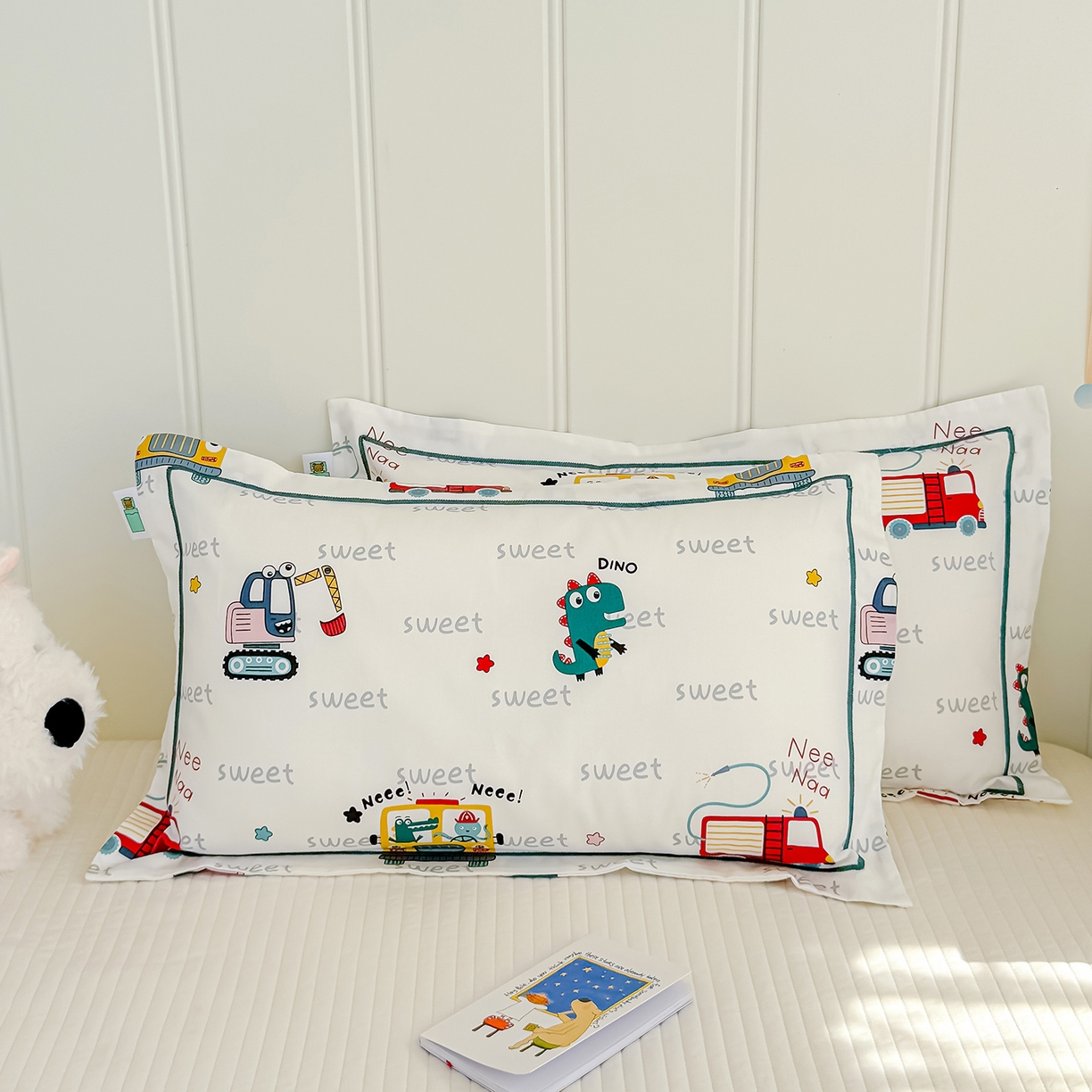 91家纺网 家纺一手货源 找家纺 良佐生活 2025新款A类60s全棉纯棉贡缎一字绣枕套 恐龙开车