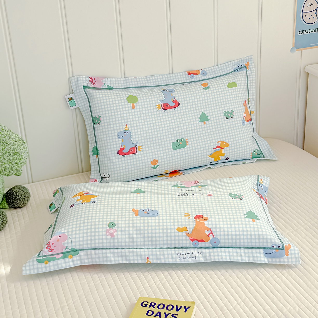 91家纺网 家纺一手货源 找家纺 良佐生活 2025新款A类60s全棉纯棉贡缎一字绣枕套 恐龙比赛